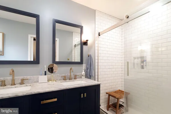 a view of yard with trees