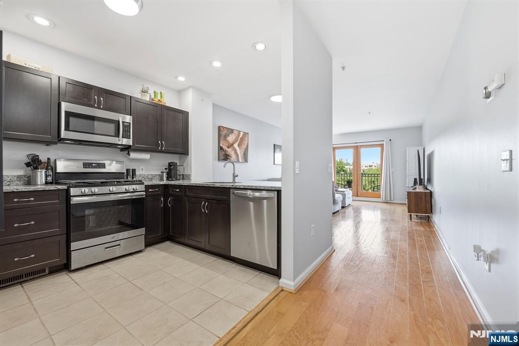 242 The Promenade, Unit 242 Edgewater, NJ 07020 - Photo 13 of 49
