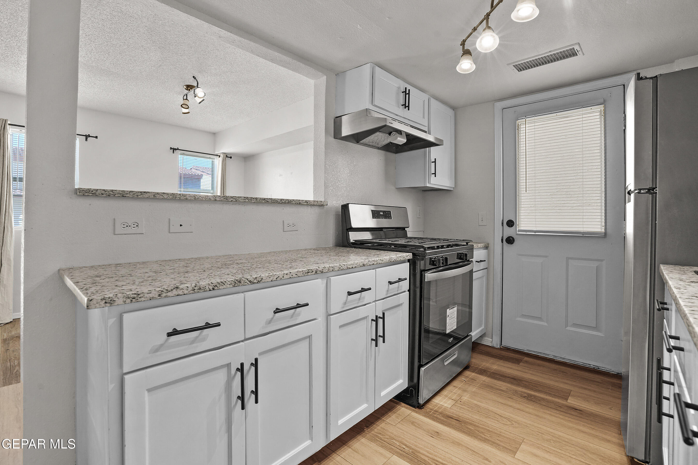 11023 Splendor Court El Paso, TX 79936 - Photo 10 of 43 Kitchen