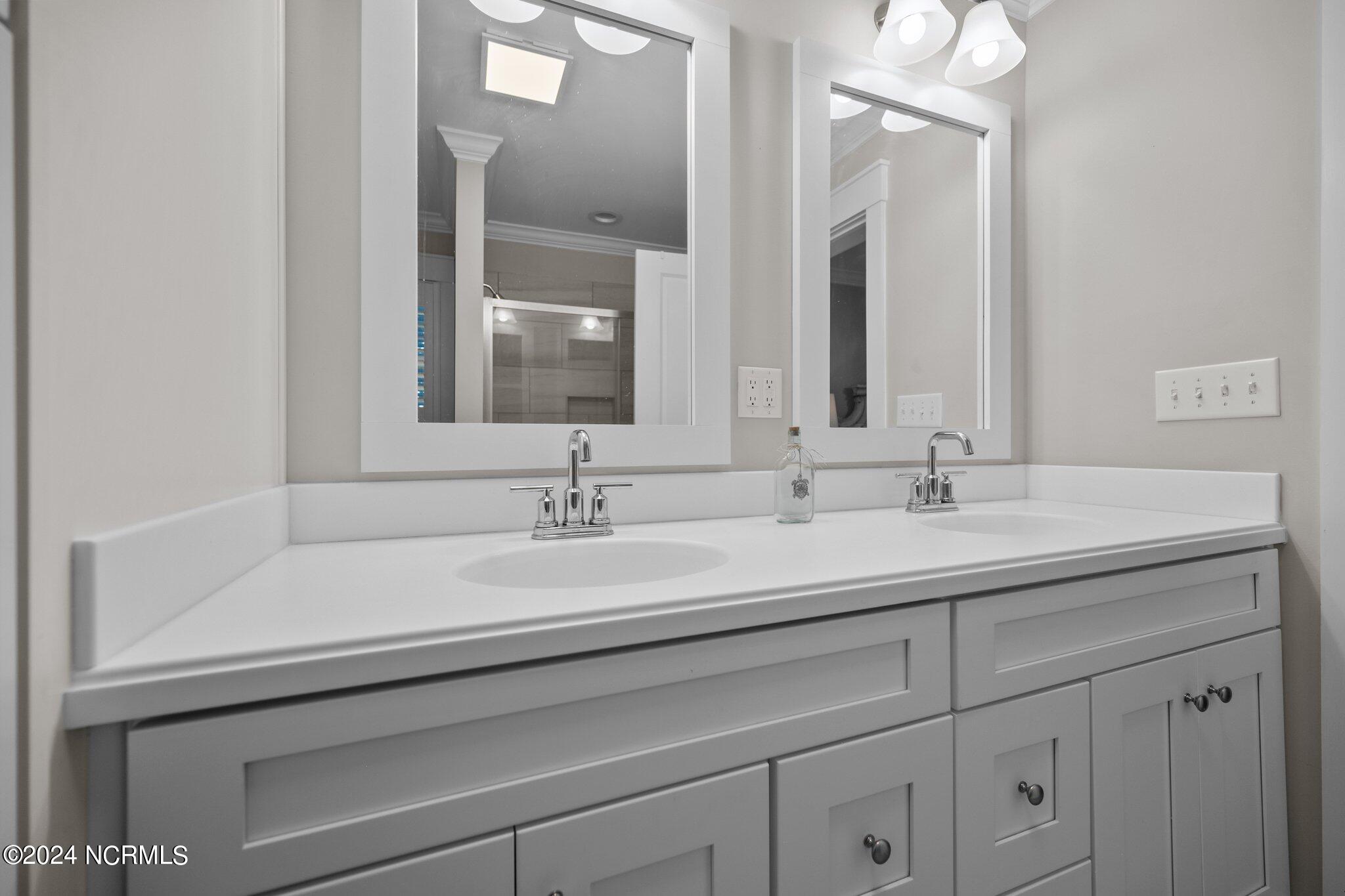 219 Atkinson Point Road Surf City, NC 28445 - Photo 23 of 50 MASTER ENSUITE