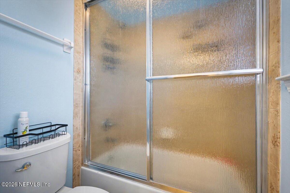 8131 Broward Cove Road Jacksonville, FL 32218 - Photo 10 of 35 a bathroom with a bathtub