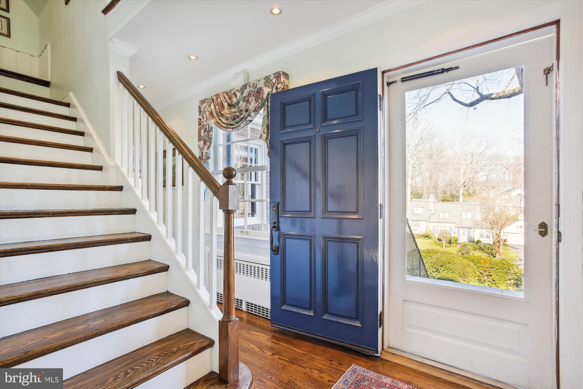5950 Wilton Road Alexandria, VA 22310 - Photo 5 of 97 Bright entrance hall