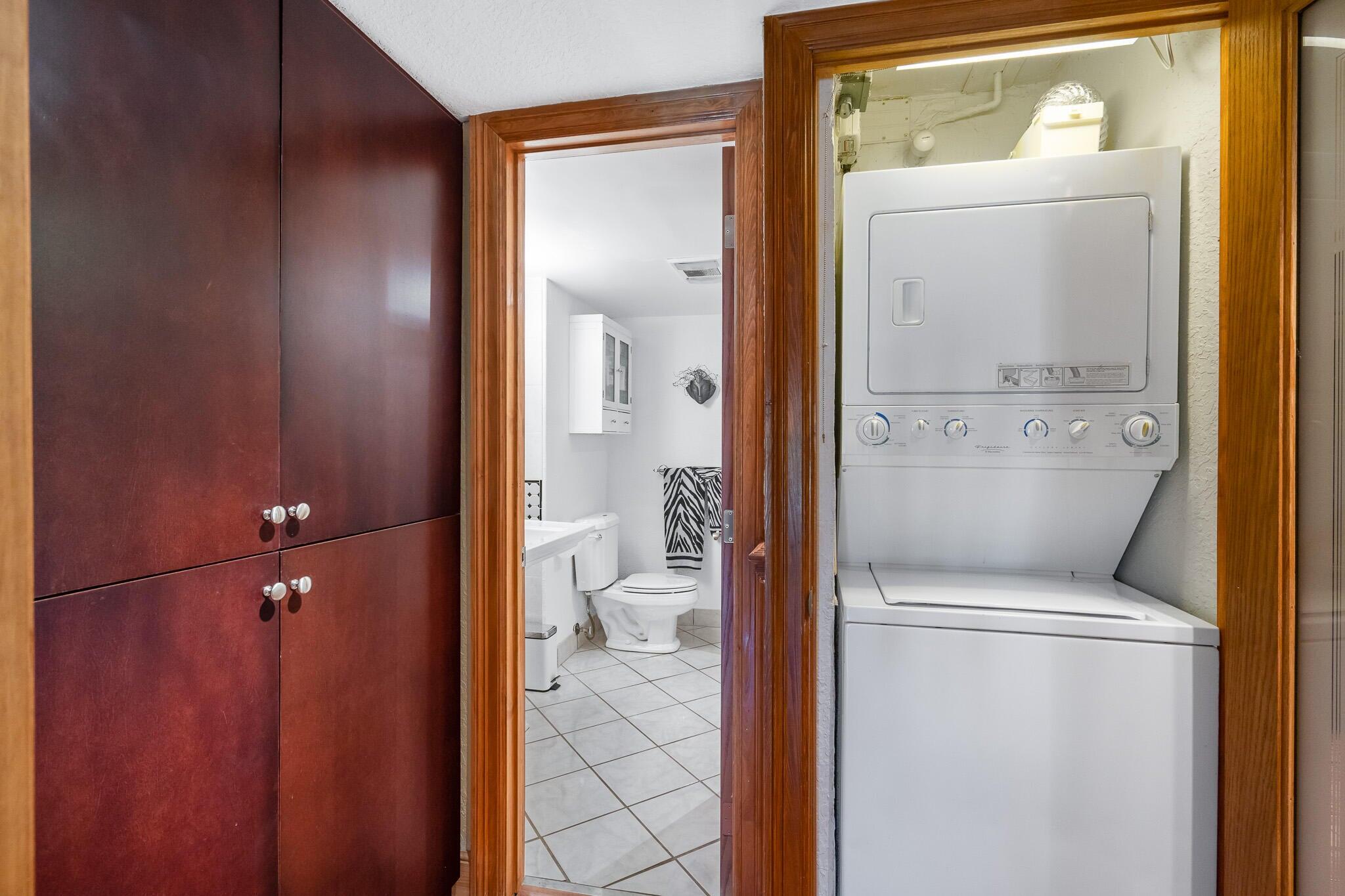 950 Ponce De Leon Road, Unit 109 Boca Raton, FL 33432 - Photo 24 of 39 Washer and dryer