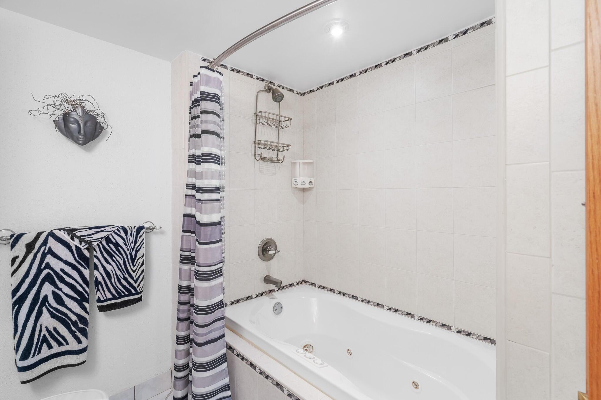 950 Ponce De Leon Road, Unit 109 Boca Raton, FL 33432 - Photo 26 of 39 Guest Bath