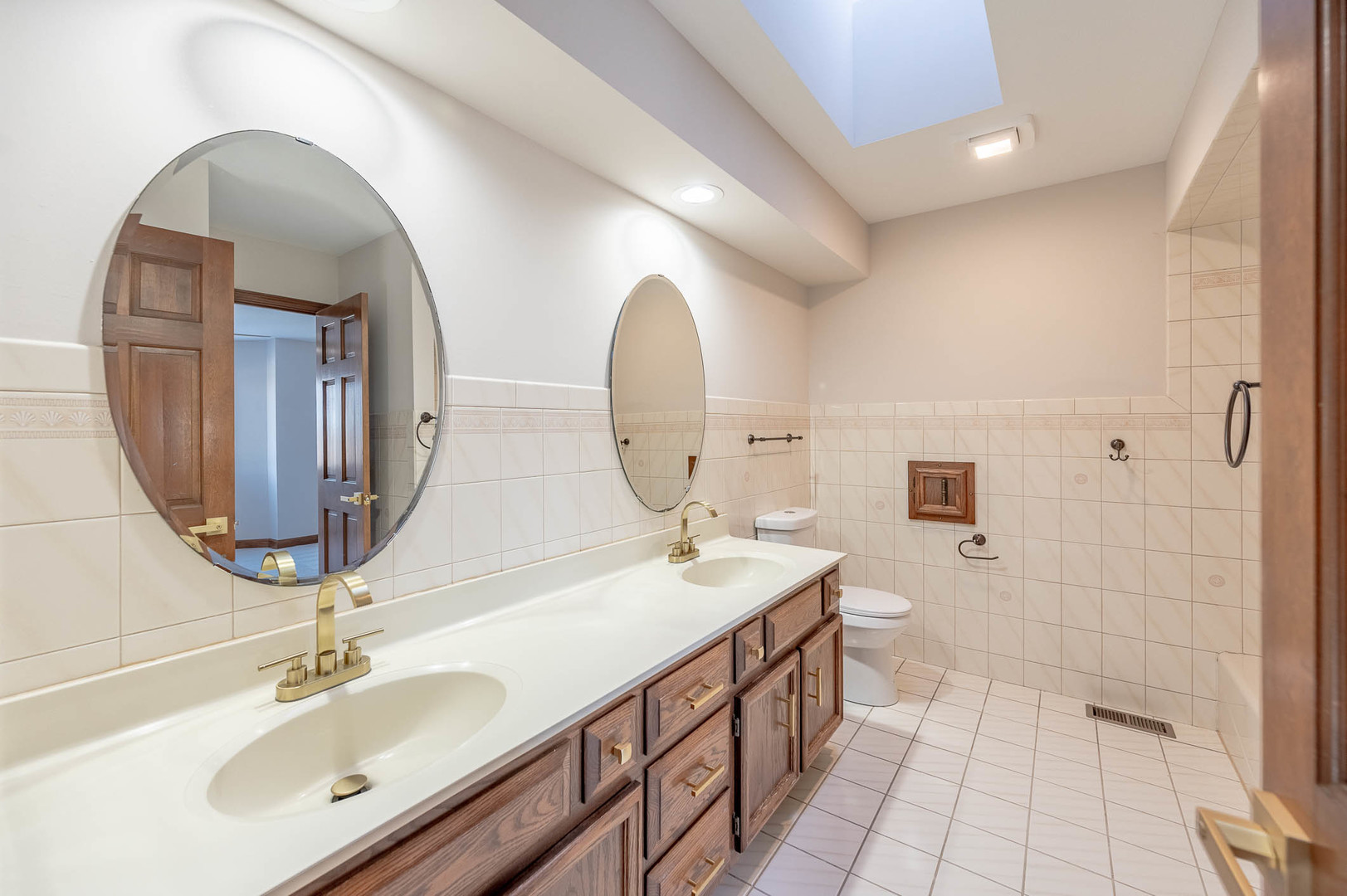 501 Bryan Trail New Lenox, IL 60451 - Photo 20 of 24 a bathroom with a double vanity sink and a mirror