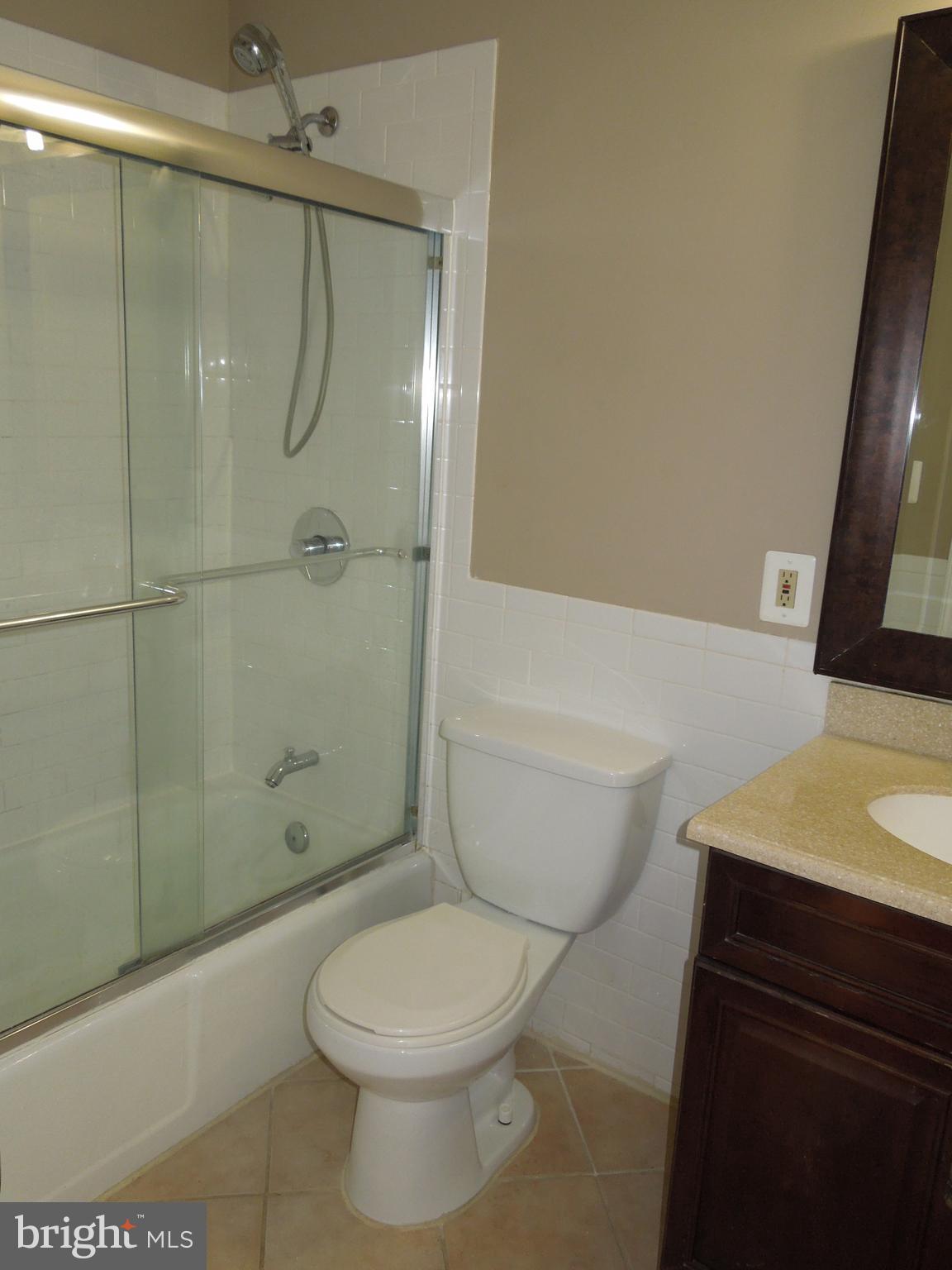 7812 Cliffside Court Springfield, VA 22153 - Photo 22 of 39 upstairs hallway full bath