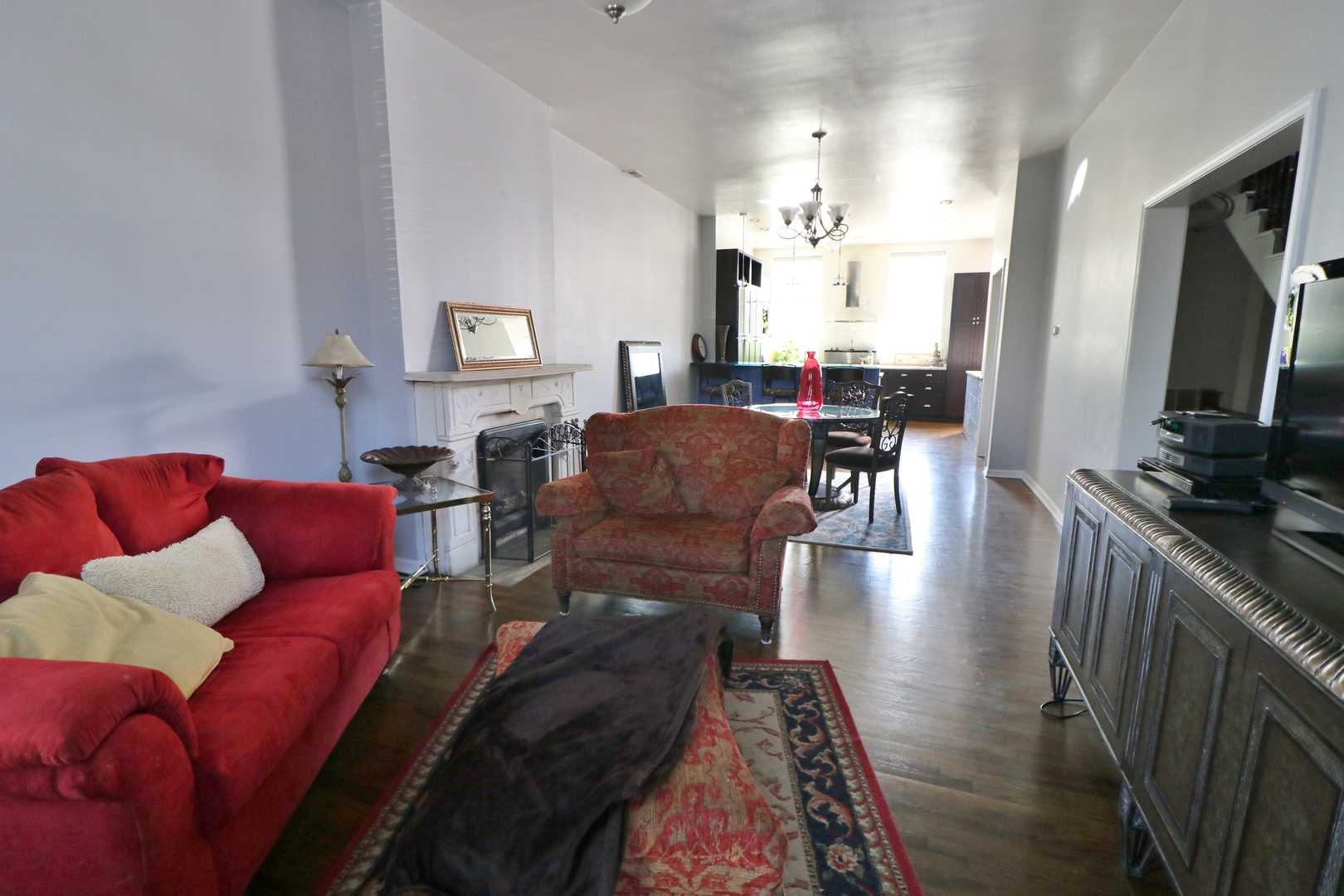 3339 South Giles Avenue Chicago, IL 60616 - Photo 22 of 38 a living room with furniture fireplace and flat screen tv