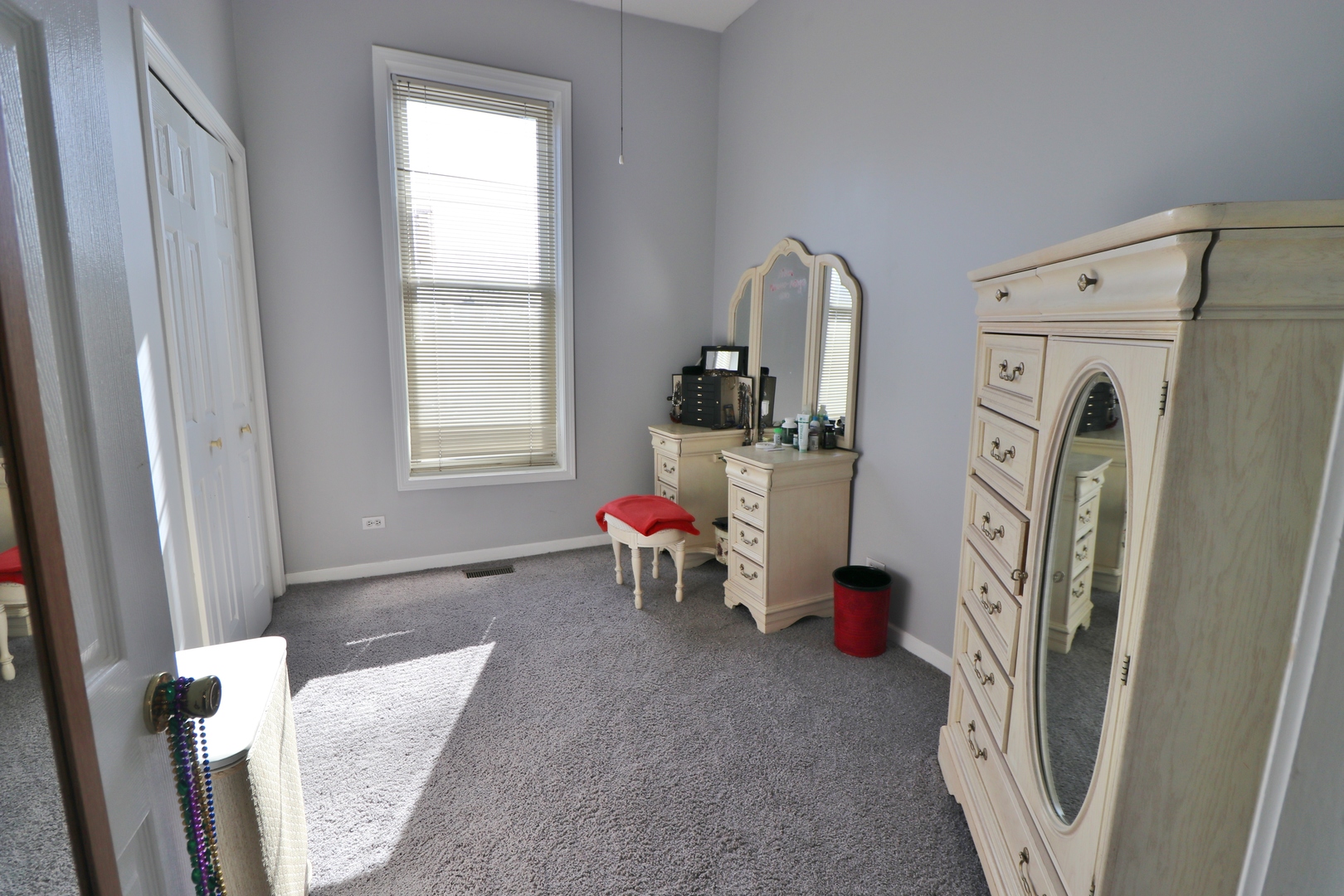 3339 South Giles Avenue Chicago, IL 60616 - Photo 25 of 38 a living room with furniture a baby crib and a window