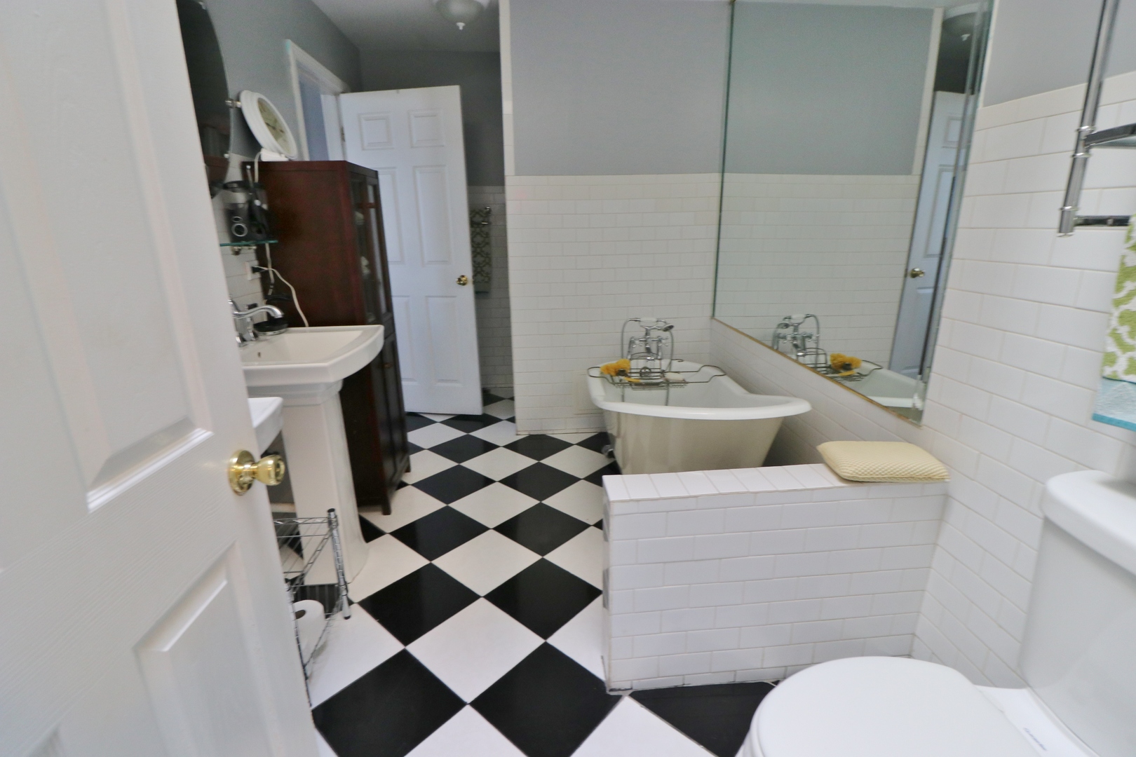 3339 South Giles Avenue Chicago, IL 60616 - Photo 26 of 38 a bathroom with a sink toilet and shower
