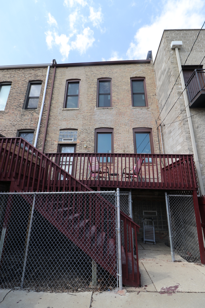 3339 South Giles Avenue Chicago, IL 60616 - Photo 5 of 38 a view of a house with wooden deck