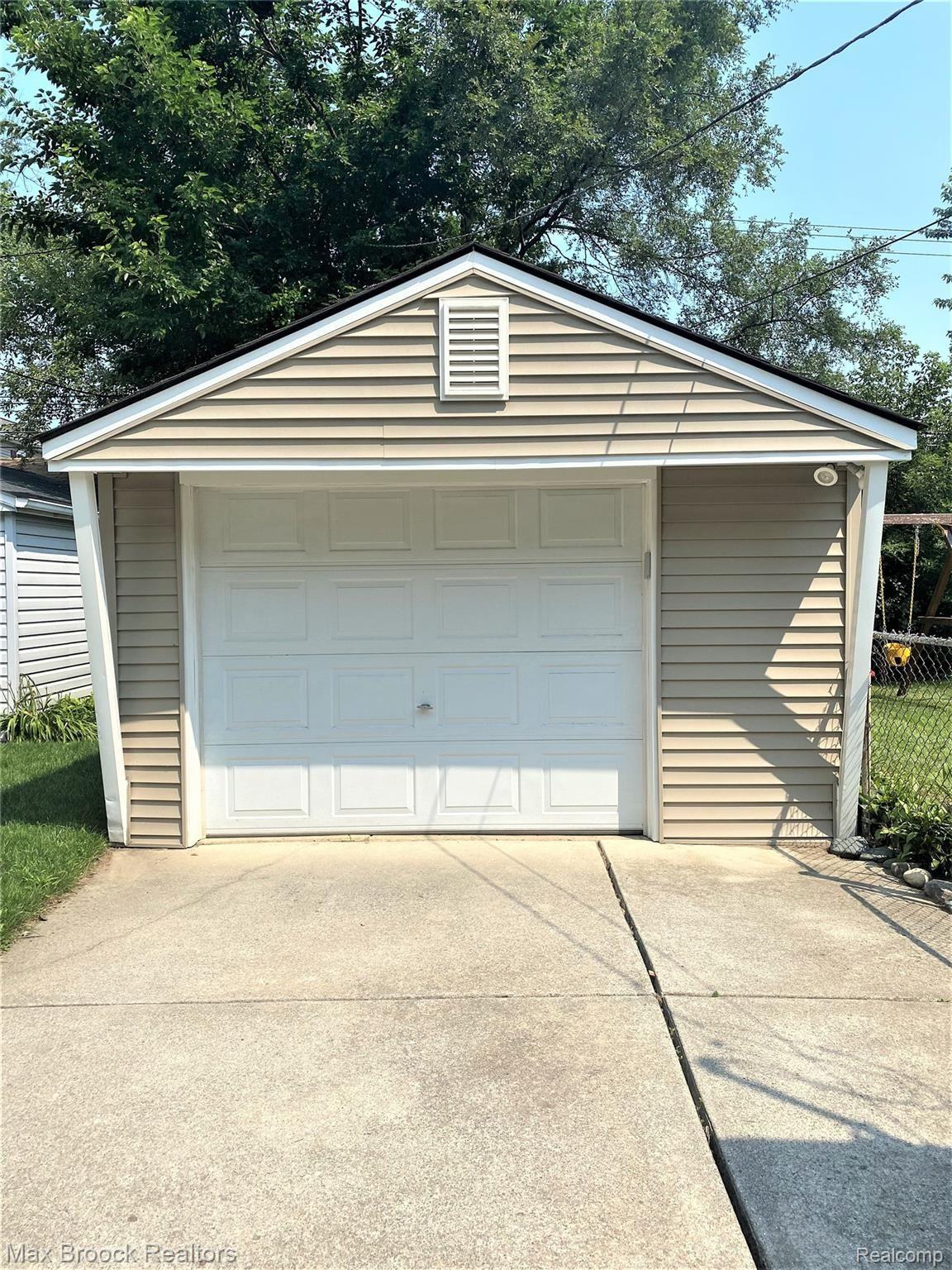2056 Princeton Road Berkley, MI 48072 - Photo 20 of 27 Garage
