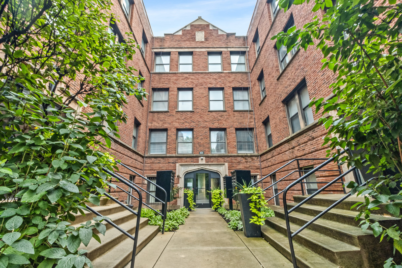 4529.5 South Drexel Boulevard, Unit 2W Chicago, IL 60653 - Photo 2 of 11 a front view of a building