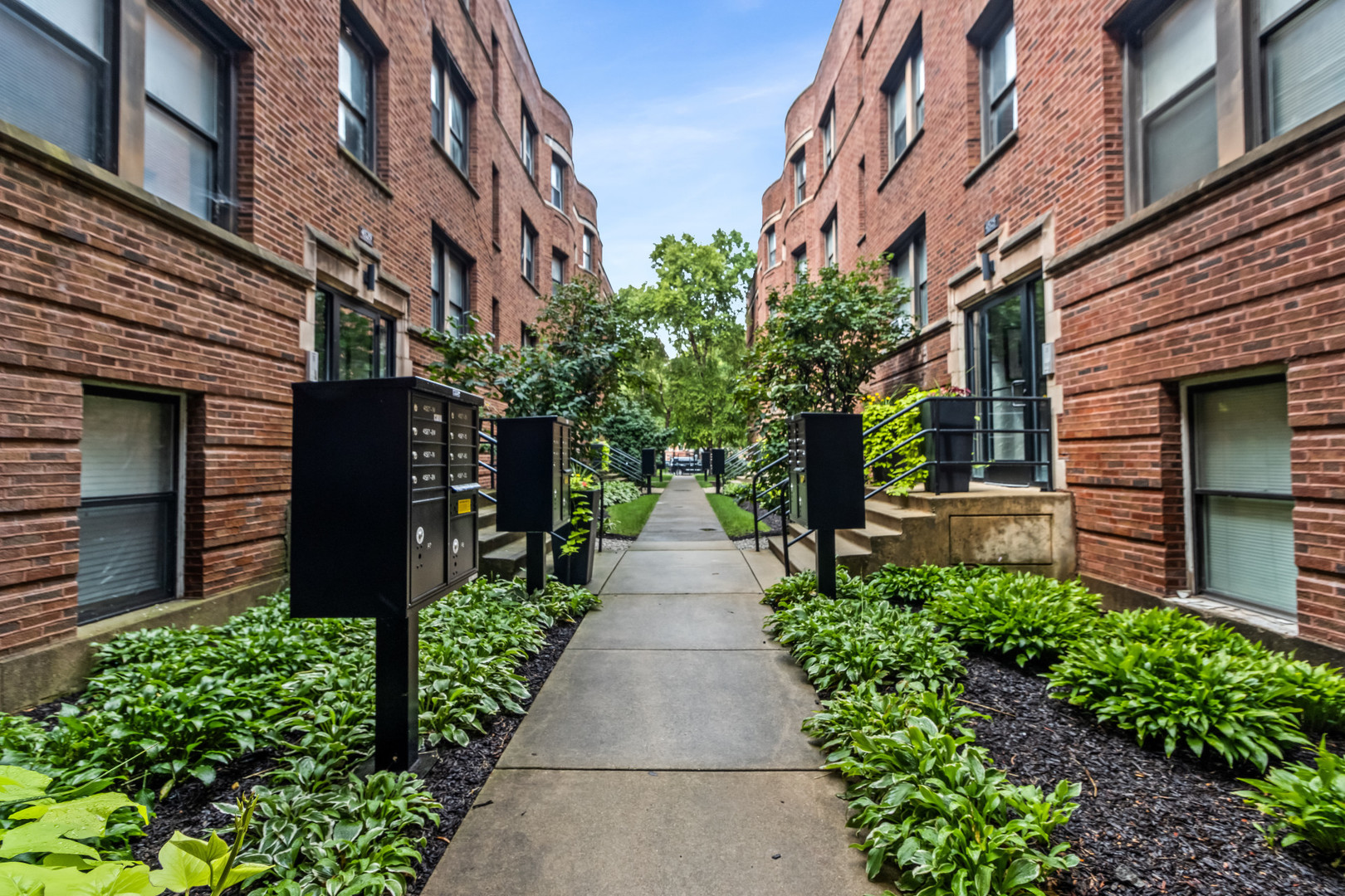 4529.5 South Drexel Boulevard, Unit 2W Chicago, IL 60653 - Photo 3 of 11 a view of a pathway along the building