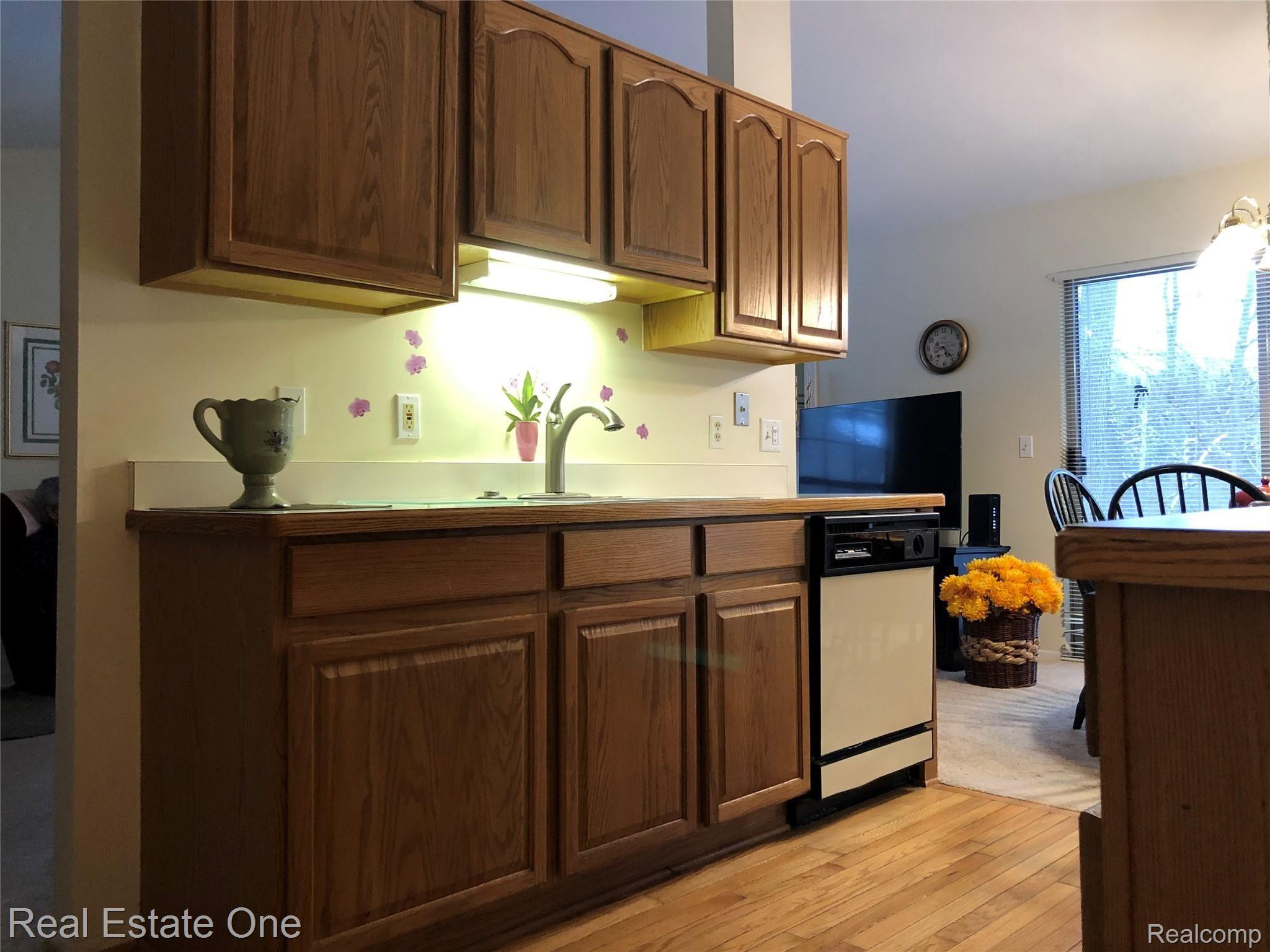 200 Pine Tree Ridge, Unit 1 Waterford, MI 48327 - Photo 5 of 31 IMG_5045 2.jpg