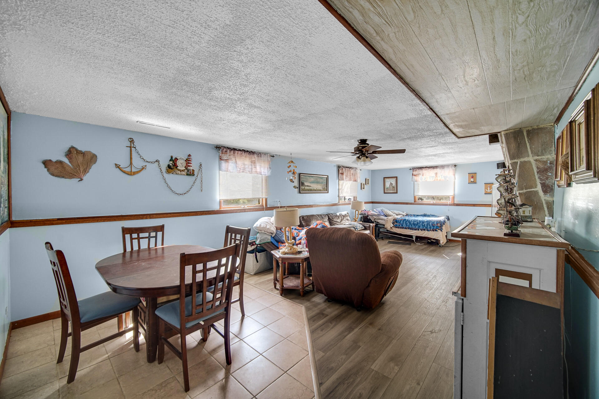 9503 Forrest Drive Highland, IN 46322 - Photo 14 of 19 a living room with furniture and a dining table
