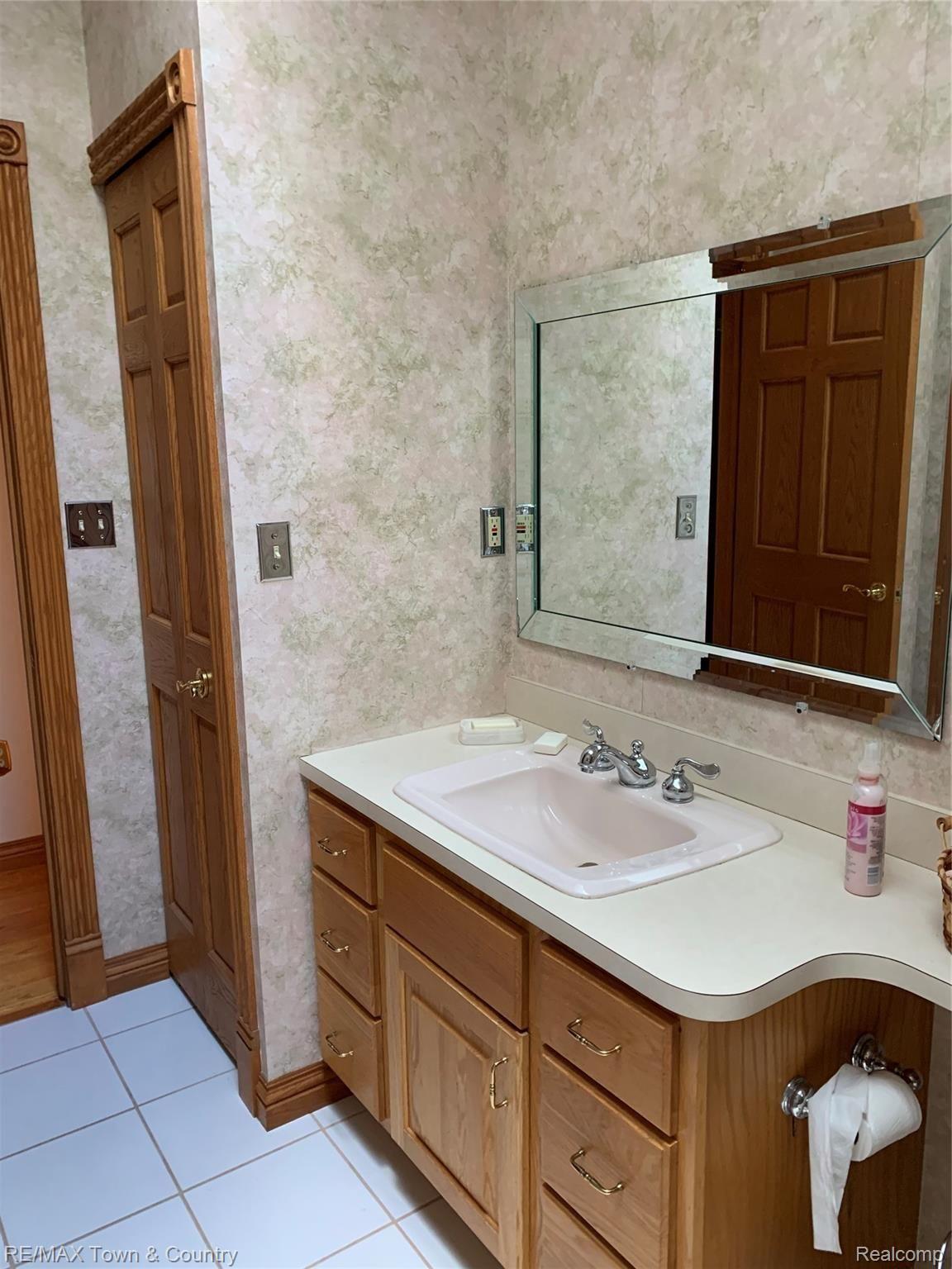 8215 Elms Road Flushing, MI 48433 - Photo 16 of 46 elms mainbath2.jpg