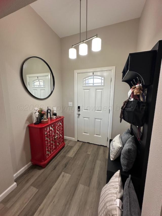 500 Poplar Dumas, TX 79029 - Photo 2 of 13 a living room with furniture and a mirror