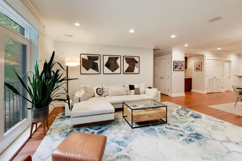 $699,000 | 844 West Roscoe Street, Unit 2E, Chicago, IL 60657