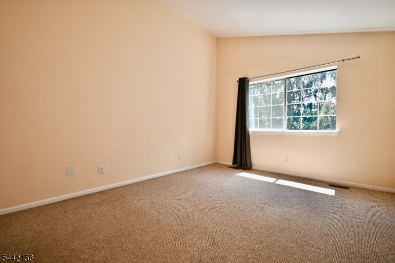 4 Cedar Court Bedminster, NJ 07921 - Photo 10 of 16 an empty room with a window