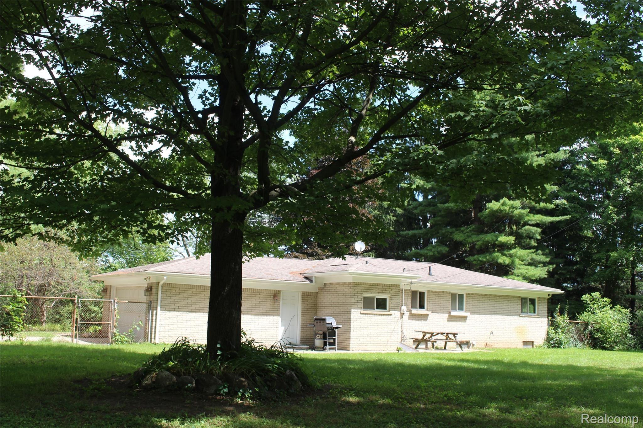 6995 Oakhill Road Clarkston, MI 48348 - Photo 2 of 12 IMG_4137.JPG