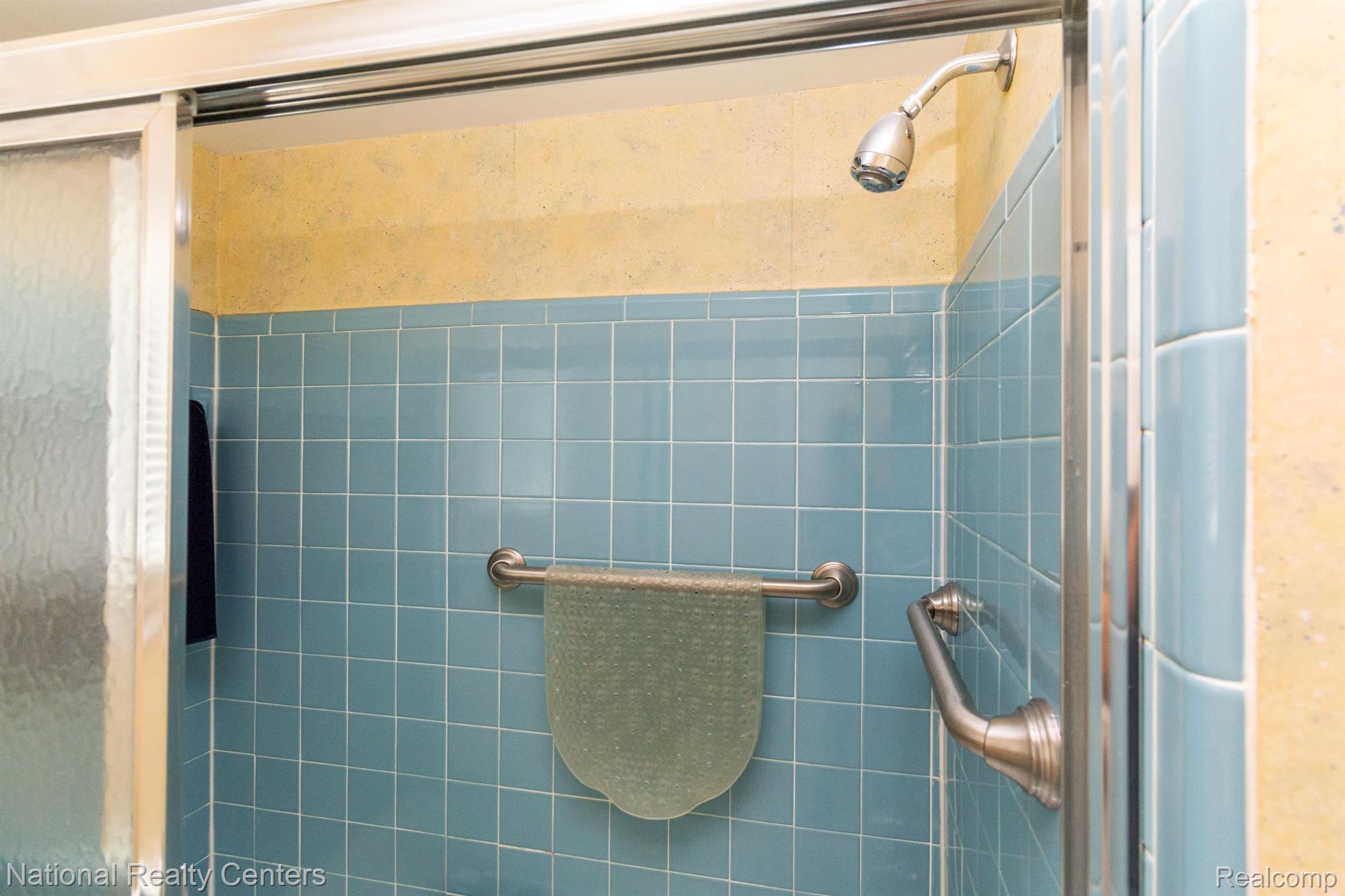 36509 Saxony Road Farmington, MI 48335 - Photo 27 of 49 Gallery Image 27