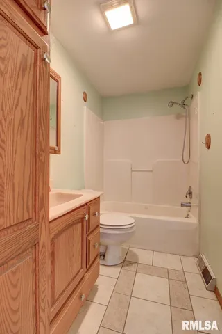 $189,900 | 1356 Springdale Drive, Clinton, IA 52732