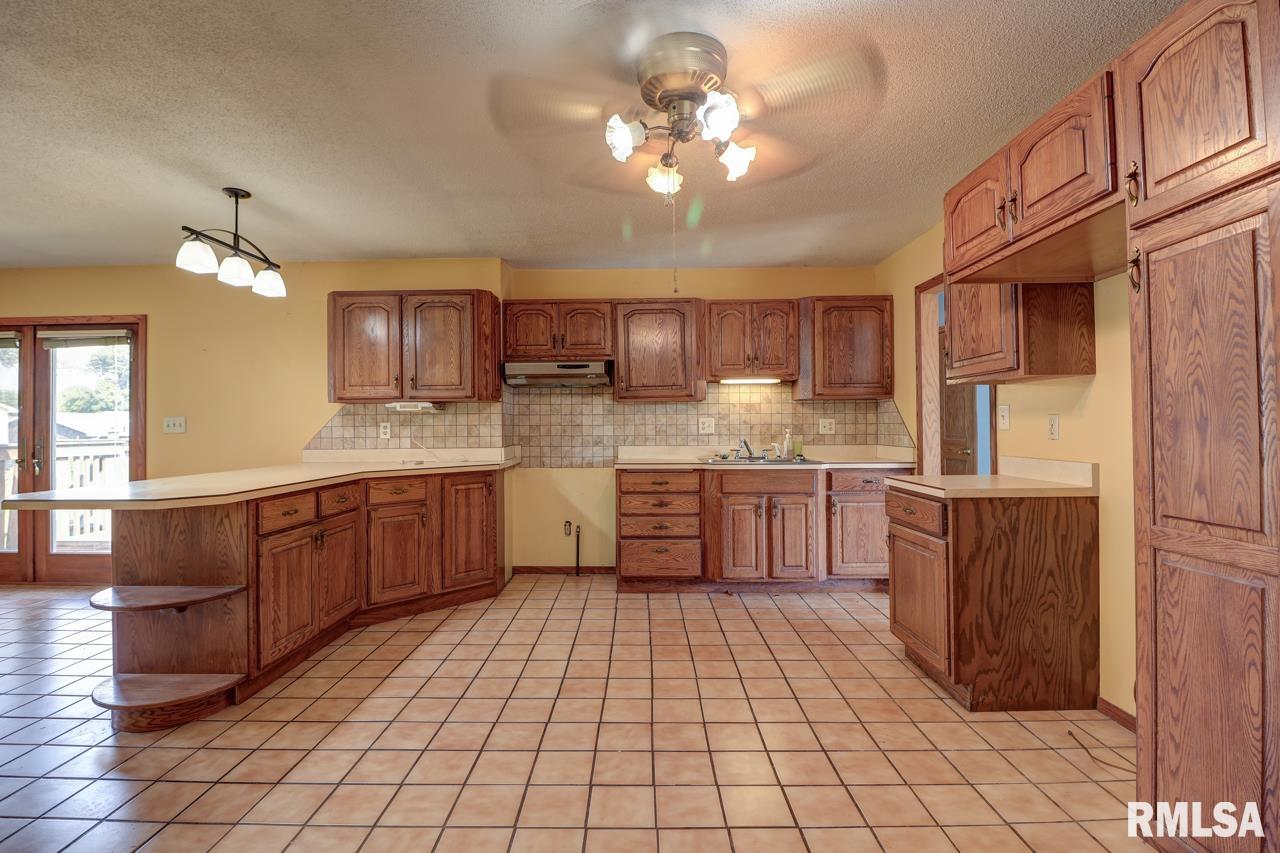 1356 Springdale Drive Clinton, IA 52732 - Photo 4 of 40