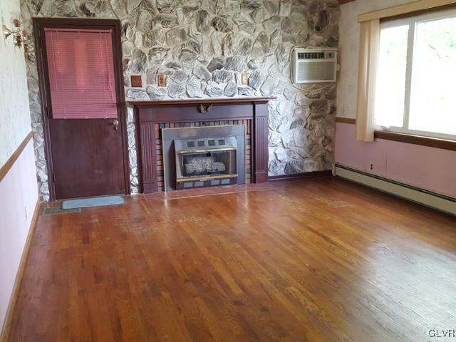 655 Interchange Road Lehighton, PA 18235 - Photo 5 of 21 Living Room