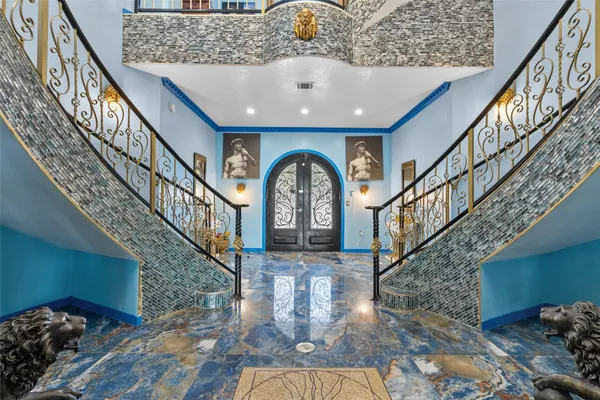 a view of entryway with a front door