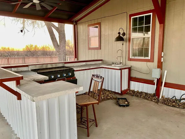 a view of a house with backyard