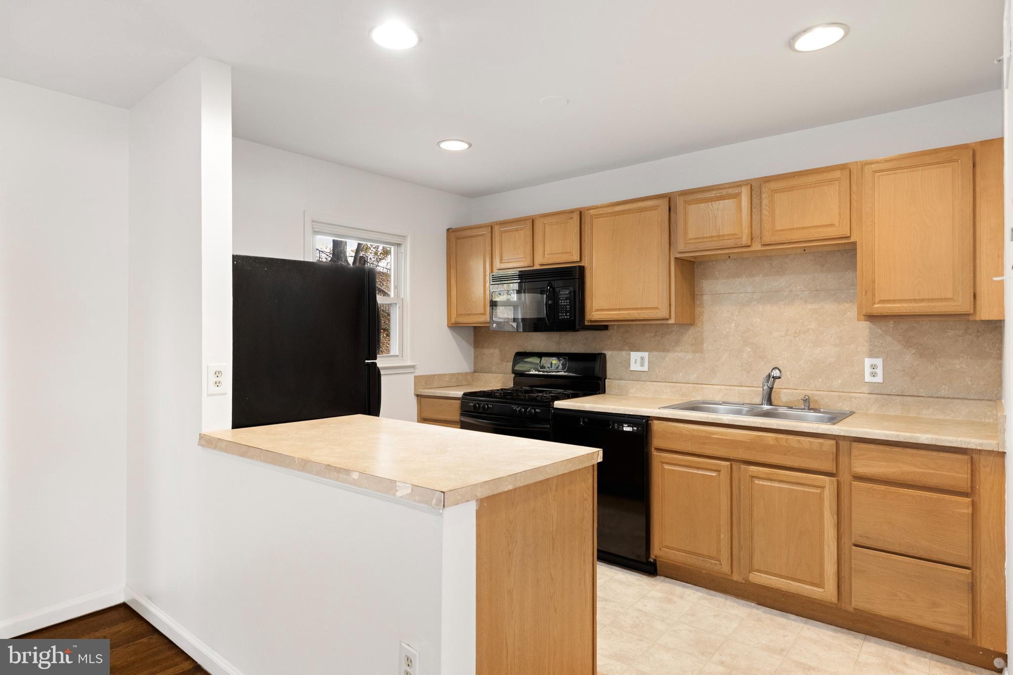 13652 Kingsman Road Woodbridge, VA 22193 - Photo 8 of 24 Kitchen