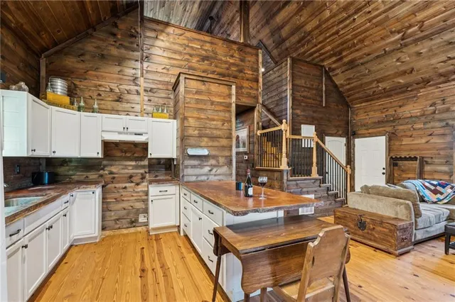 a view of empty room with windows