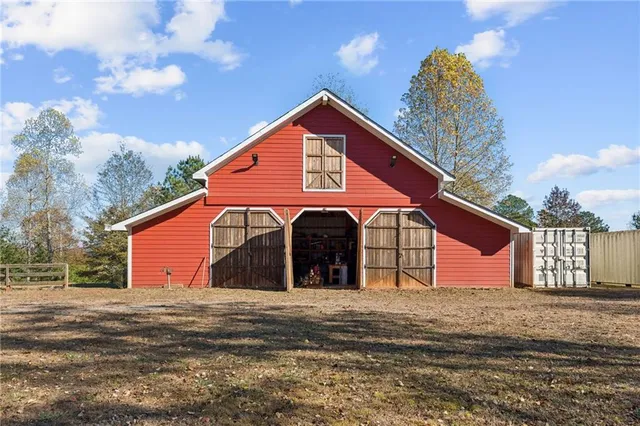 a view of a yard with plants