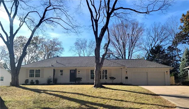 $950,000 | 9424 Wenonga Road, Leawood, KS 66206