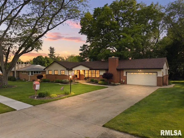 $299,900 | 930 Birchwood Drive, Washington, IL 61571