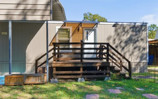 a view of entryway with a yard