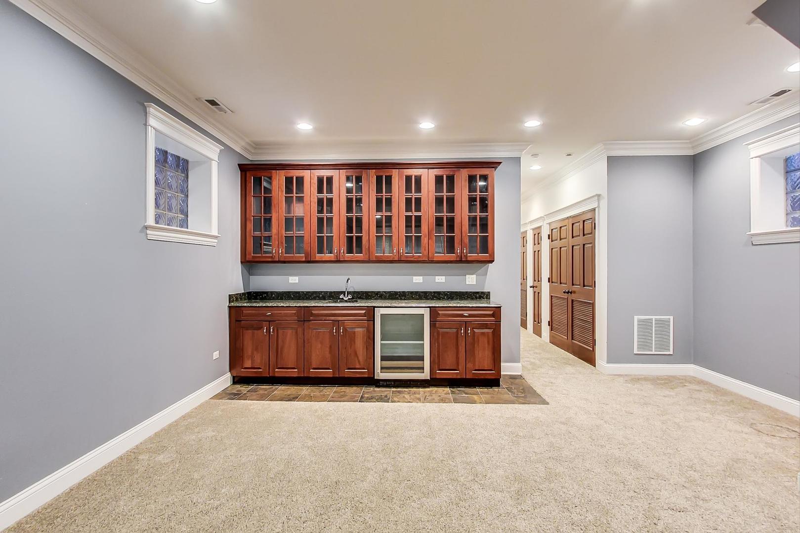 2346 West Roscoe Street, Unit 1 Chicago, IL 60618 - Photo 18 of 37