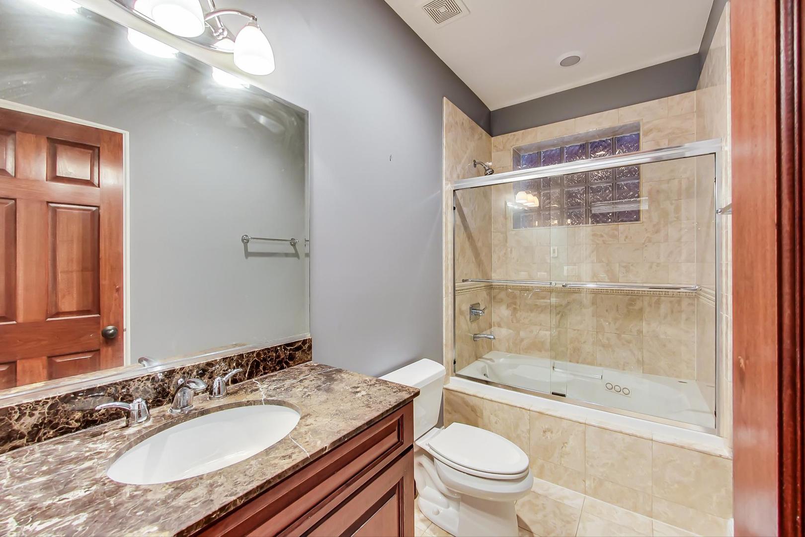 2346 West Roscoe Street, Unit 1 Chicago, IL 60618 - Photo 21 of 37