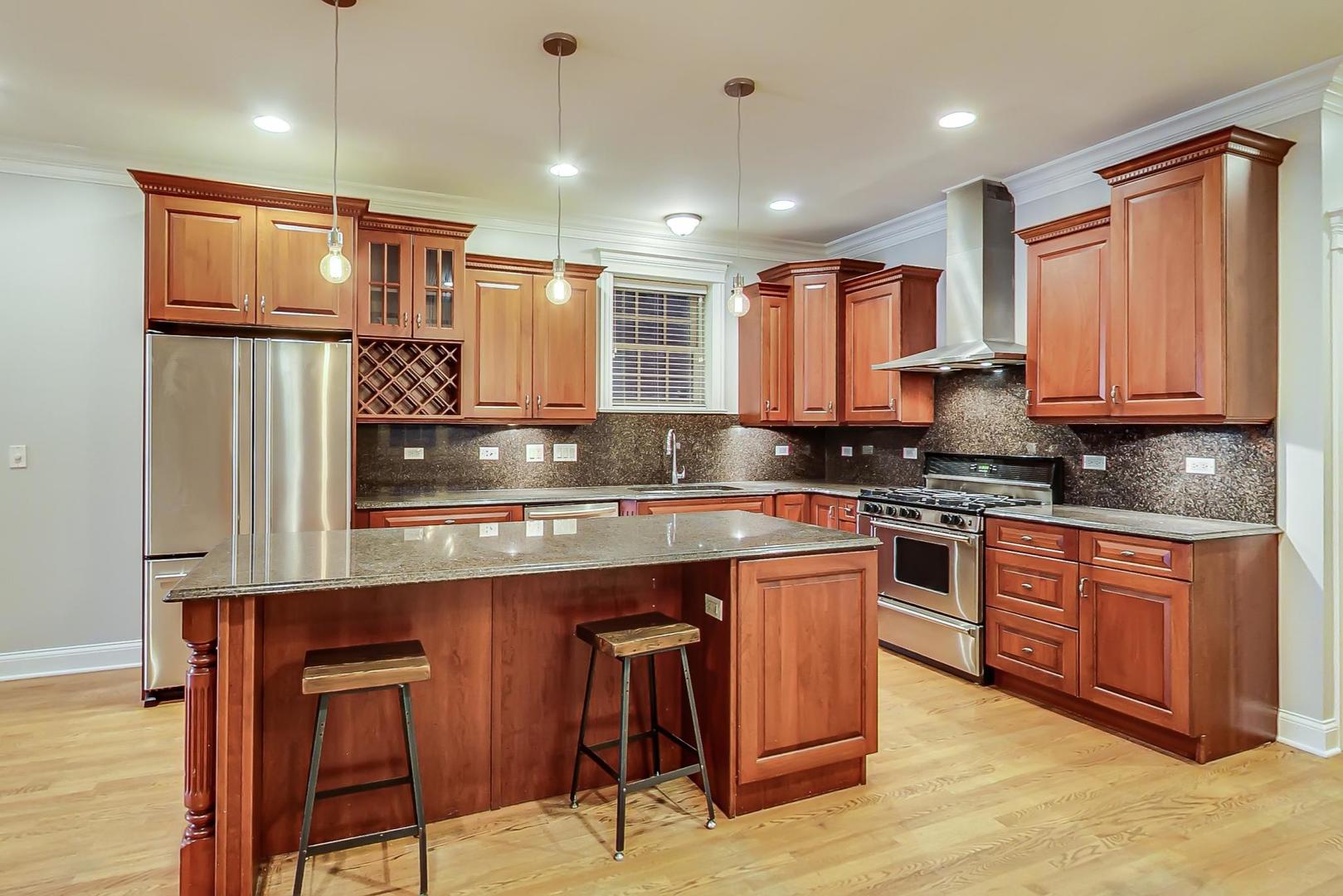 2346 West Roscoe Street, Unit 1 Chicago, IL 60618 - Photo 7 of 37