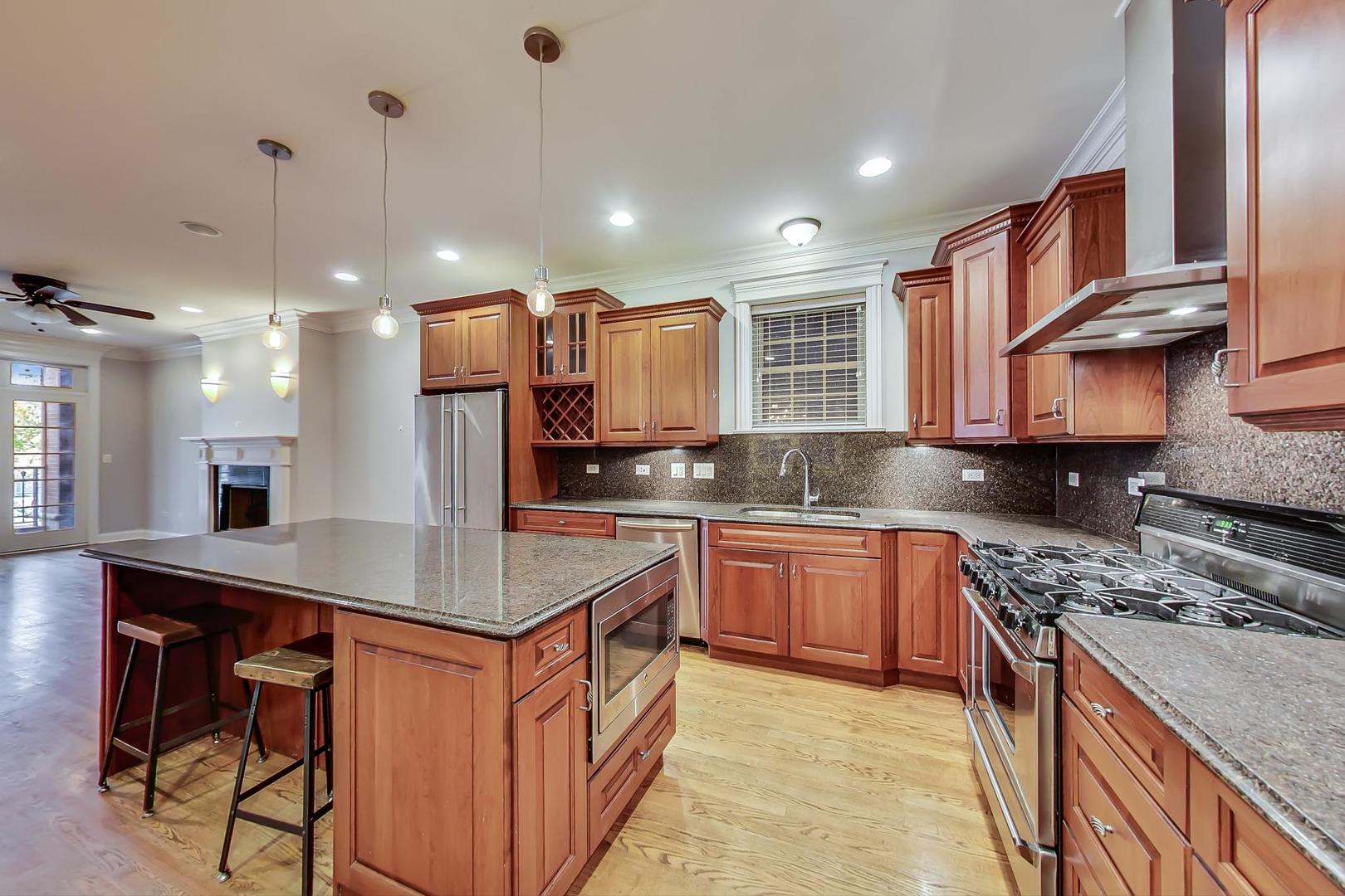 2346 West Roscoe Street, Unit 1 Chicago, IL 60618 - Photo 8 of 37