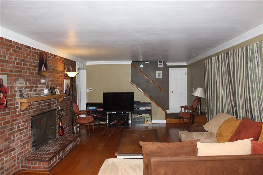 2824 Reiter Road Pittsburgh, PA 15235 - Photo 9 of 18 Living Room