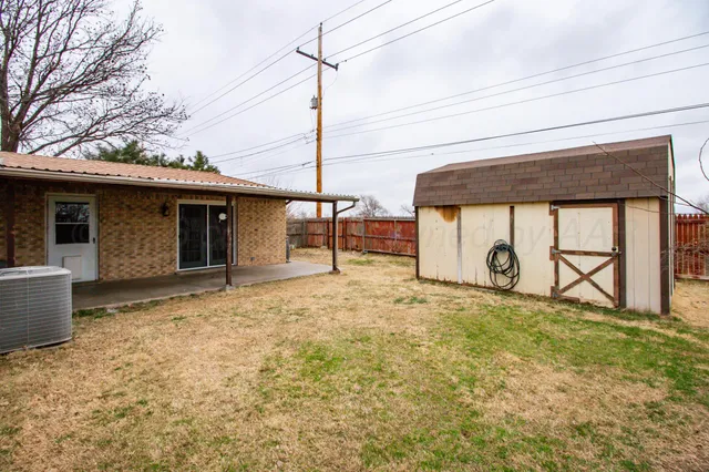 a view of a house with backyard and windows