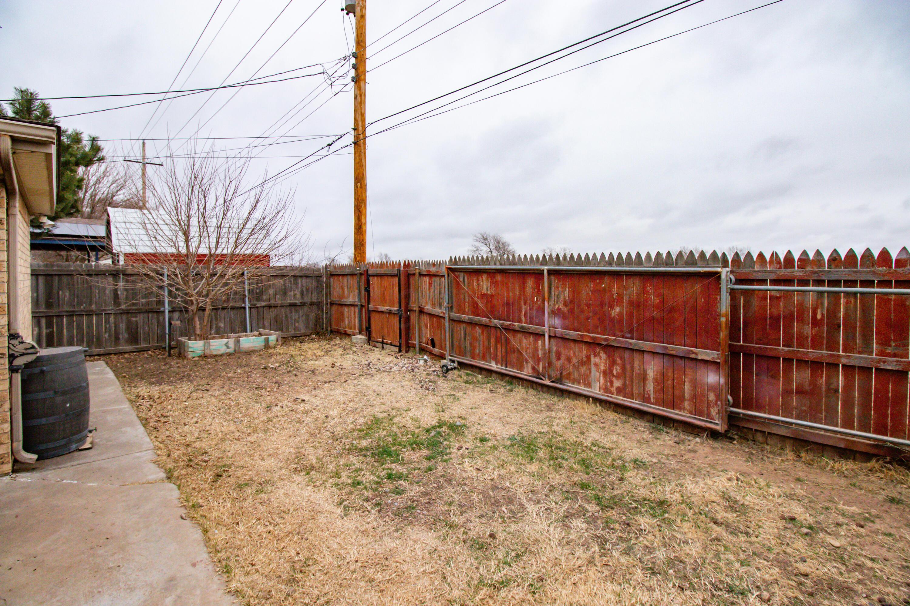 3211 Hodges Street Amarillo, TX 79103 - Photo 32 of 32 a view of a backyard