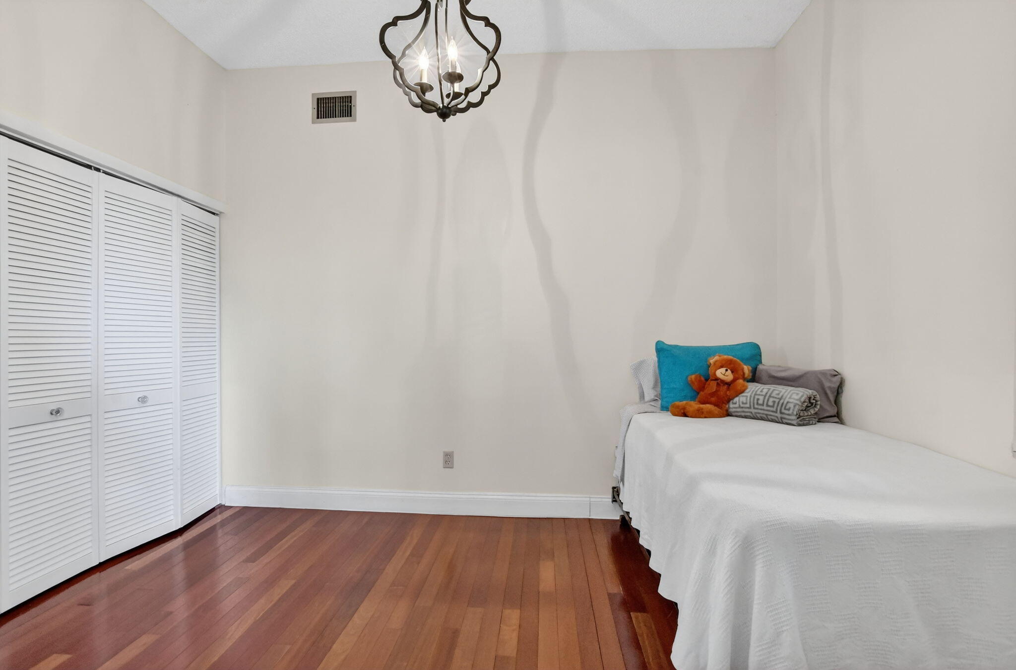 7535 La Paz Boulevard, Unit 301 Boca Raton, FL 33433 - Photo 27 of 45 2nd bedroom