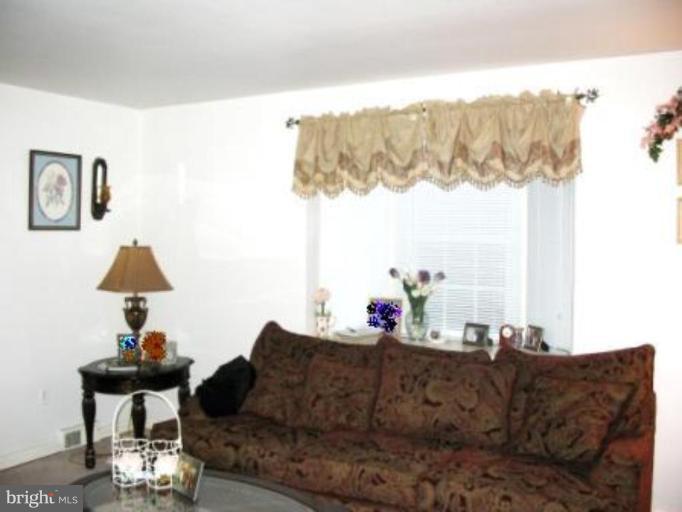 1338 Cedarcroft Road Baltimore, MD 21239 - Photo 7 of 7 Living Room
