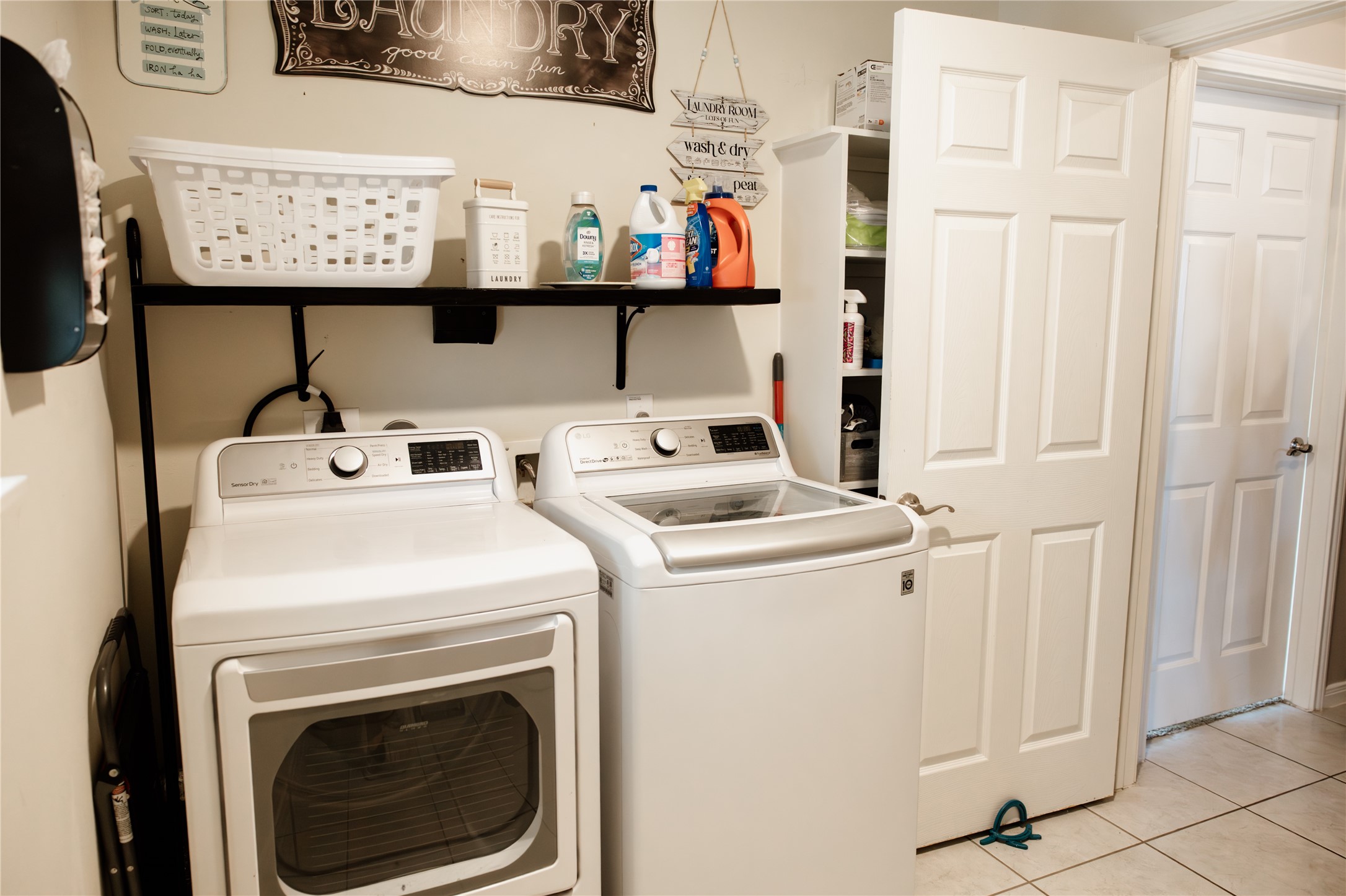 6438 Grapevine Bend Manvel, TX 77578 - Photo 23 of 36 Spacious Walk in Pantry/ Laundry Combo