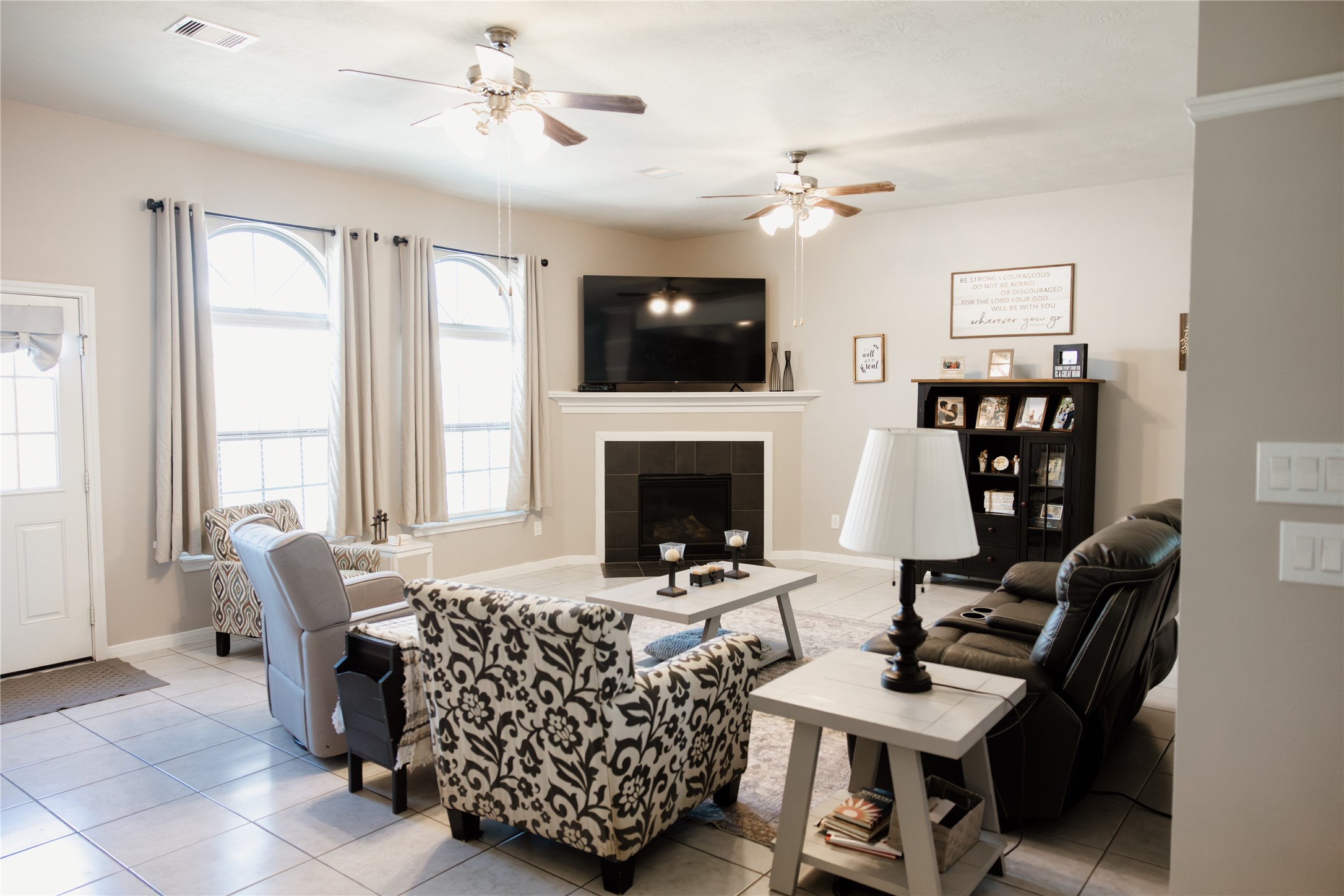 6438 Grapevine Bend Manvel, TX 77578 - Photo 8 of 36 A comfortable and roomy family space everyone can enjoy