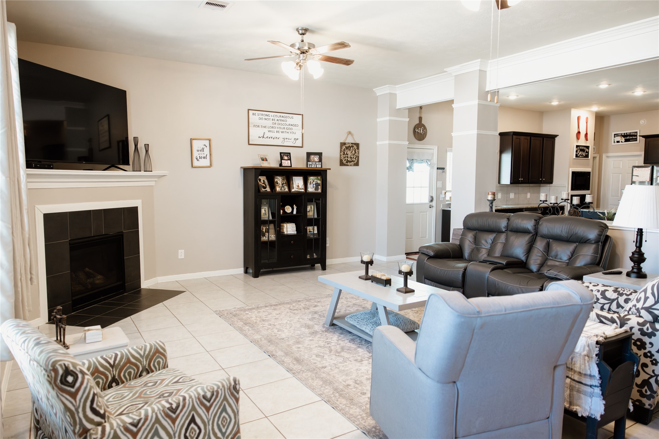 6438 Grapevine Bend Manvel, TX 77578 - Photo 9 of 36 A comfortable and roomy family space everyone can enjoy