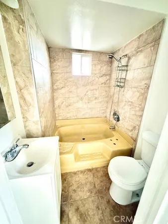 $1,900 | 1239 West 3rd Street, Santa Ana, CA 92703