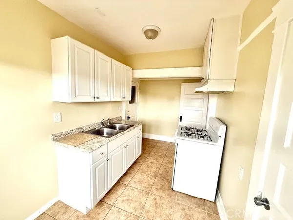$1,900 | 1239 West 3rd Street, Santa Ana, CA 92703